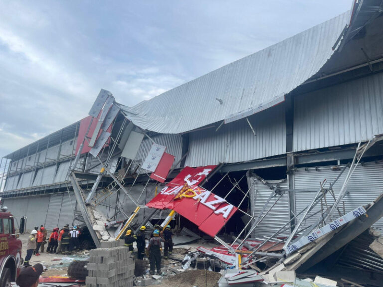 Colapso de plaza comercial en Santiago deja varios heridos1