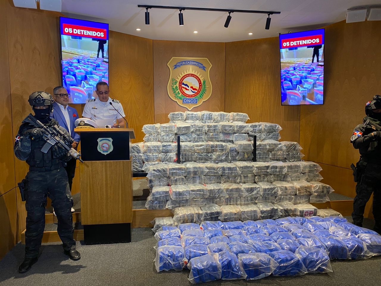 AUTORIDADES NO CEDEN; CAPTURAN CINCO Y OCUPAN OTROS 732 PAQUETES DE PRESUNTA COCAÍNA Y 226 DE MARIHUANA