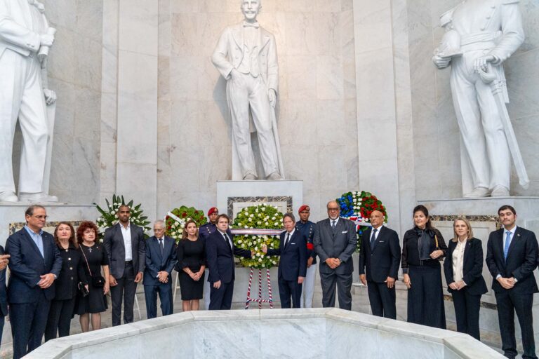 6269- Decano junto a miembros del Cuerpo Consular acreditado en la República Dominicana en la ofrenda floral