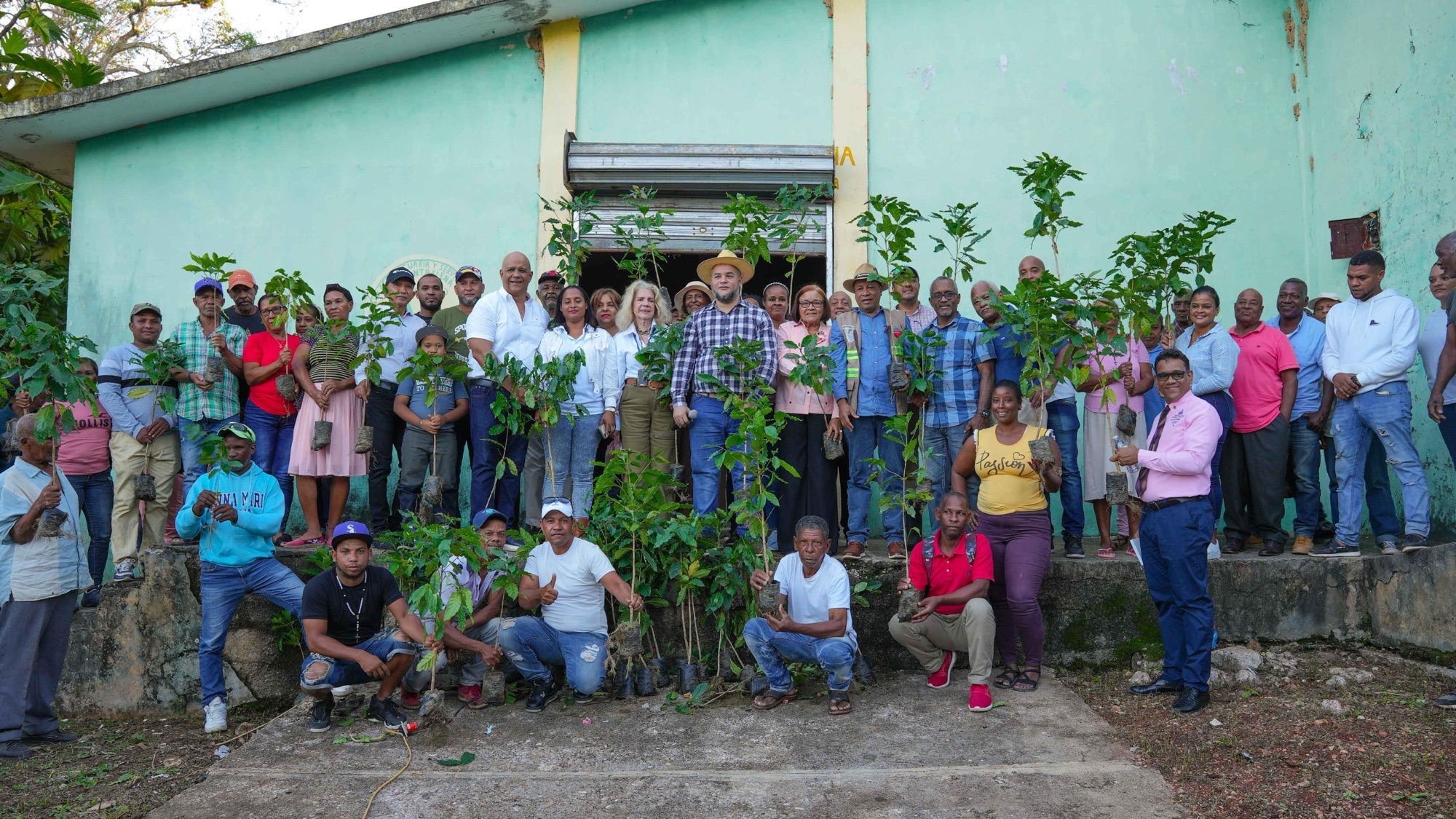 FEDA entrega plantas de café a dos cooperativas de Santa Elena, en Barahona