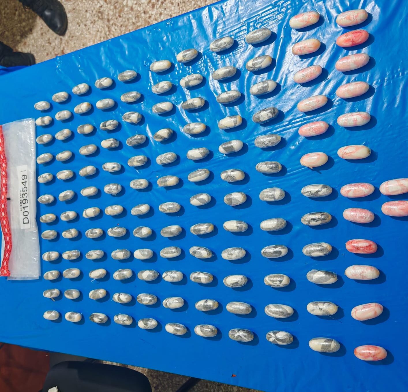 Autoridades arrestan nigeriano con 134 bolsitas de cocaína en el estómago