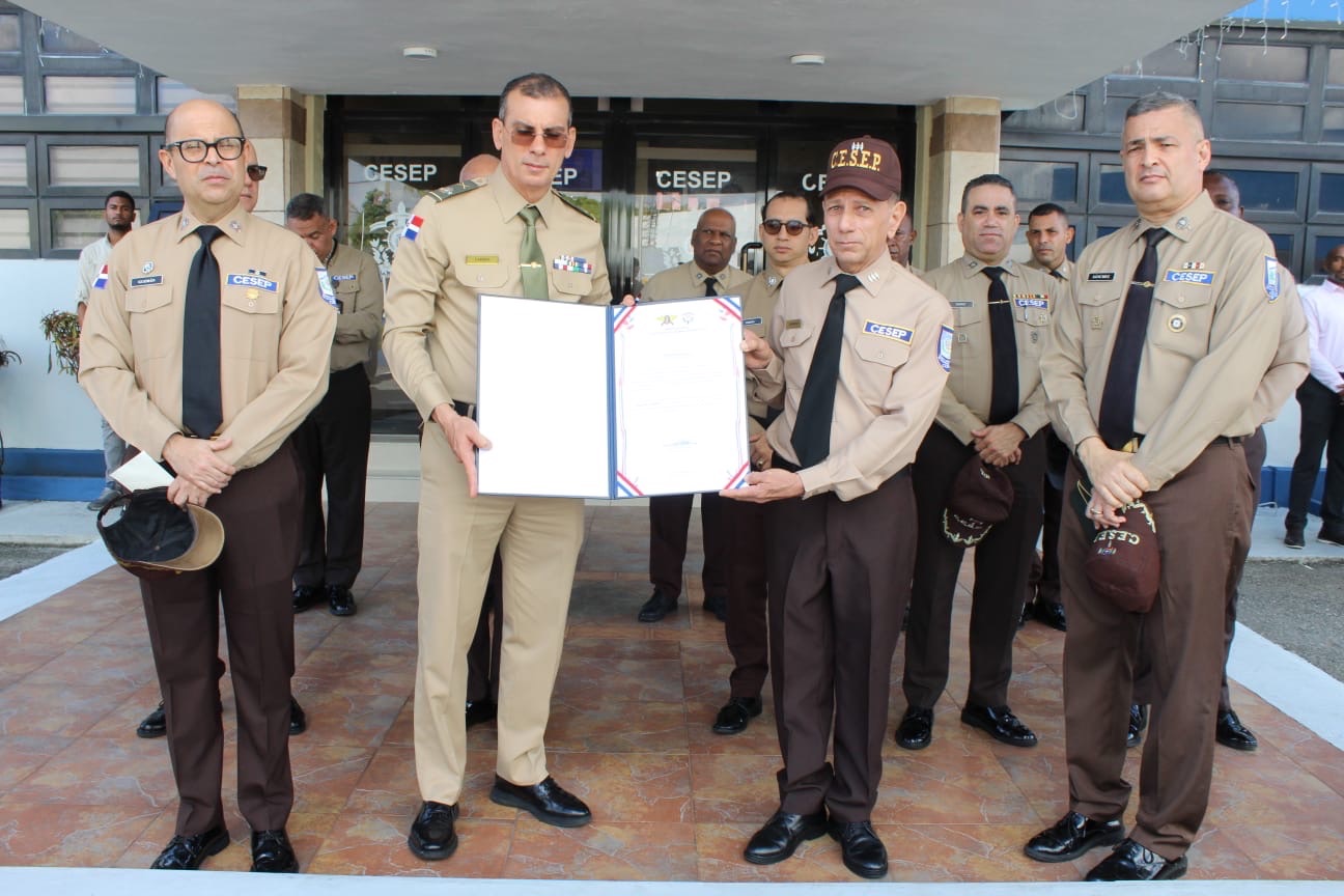 Comandante general del Ejército&nbsp;entrega&nbsp;reconocimientos a miembros del &nbsp;CESEP.