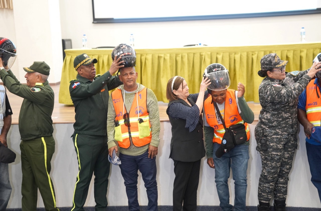 Director de la DIGESETT continúa su compromiso con la Seguridad Vial: programa “Un Casco para Salvar Tu Vida” llega a Bani