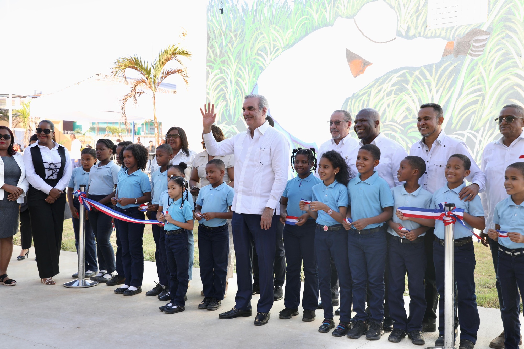 Presidente Abinader inaugura escuela básica, plazoleta y cancha deportiva en San Pedro de Macorís