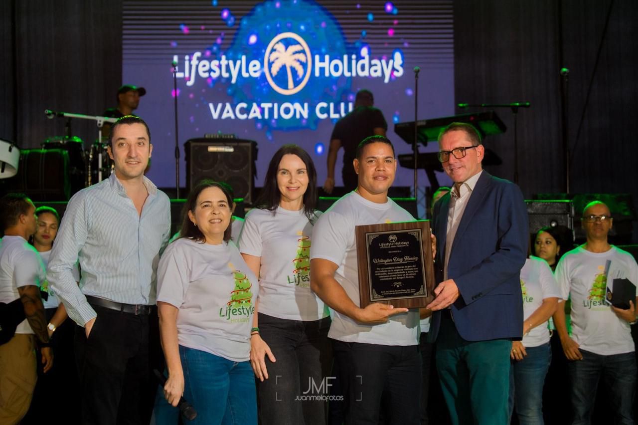 Grupo Lifestyle celebra en grande fiesta de navidad para sus servidores.