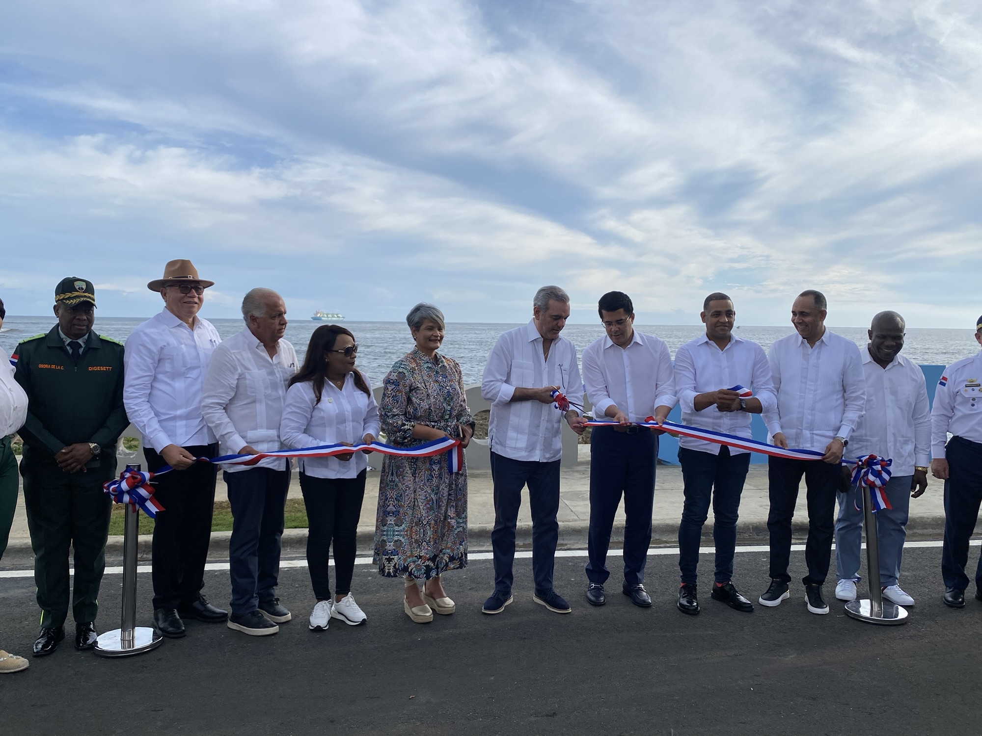 Presidente Abinader y ministro Collado entregan el remodelado malecón de San Pedro de Macorís.