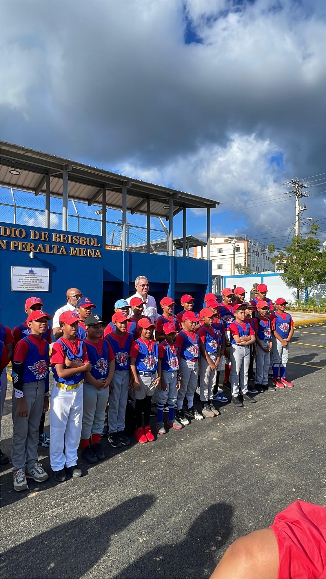 Presidente Abinader entrega totalmente remozada el club de Olimpia de San Francisco de Macorís.