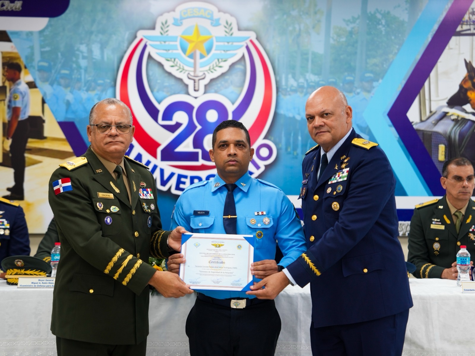 Ministro de Defensa encabeza graduación múltiple y condecoraciones al mérito en seguridad de la aviación civil en el CESAC