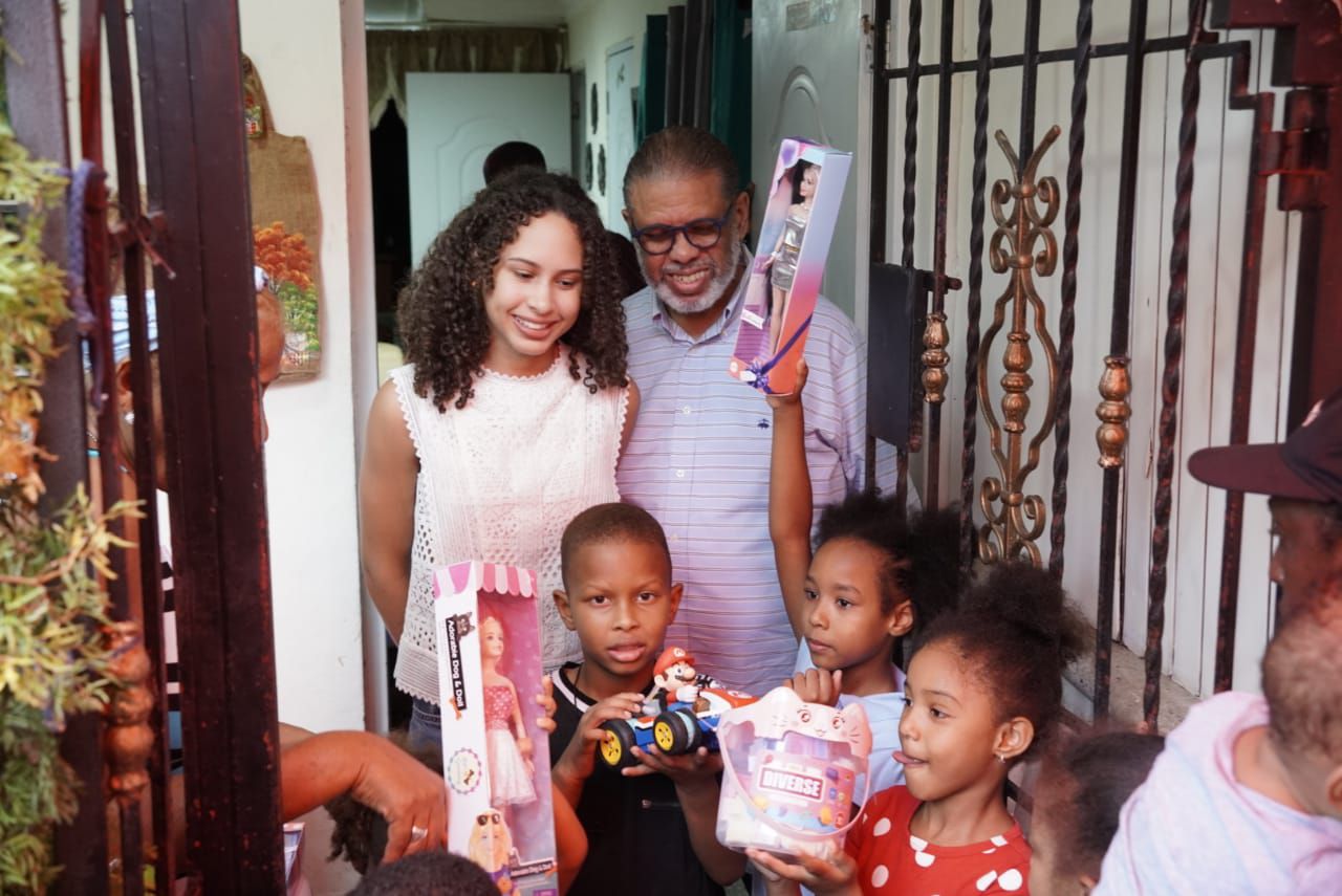 Desarrollo de la Comunidad entrega juguetes en hospital DN y barrios de SDE y Boca Chica