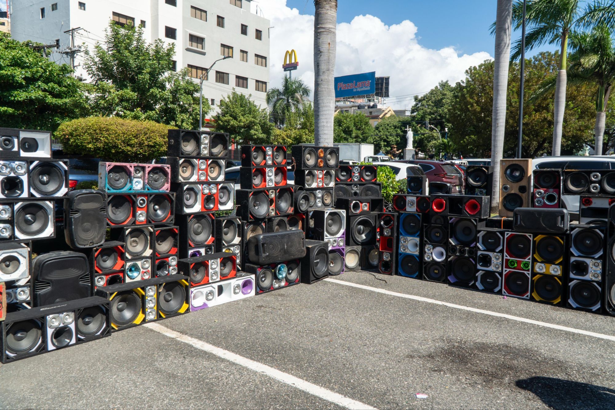 Incautan 206 bocinas por contaminación sónica; Interior y Policía las entrega al Ministerio Público