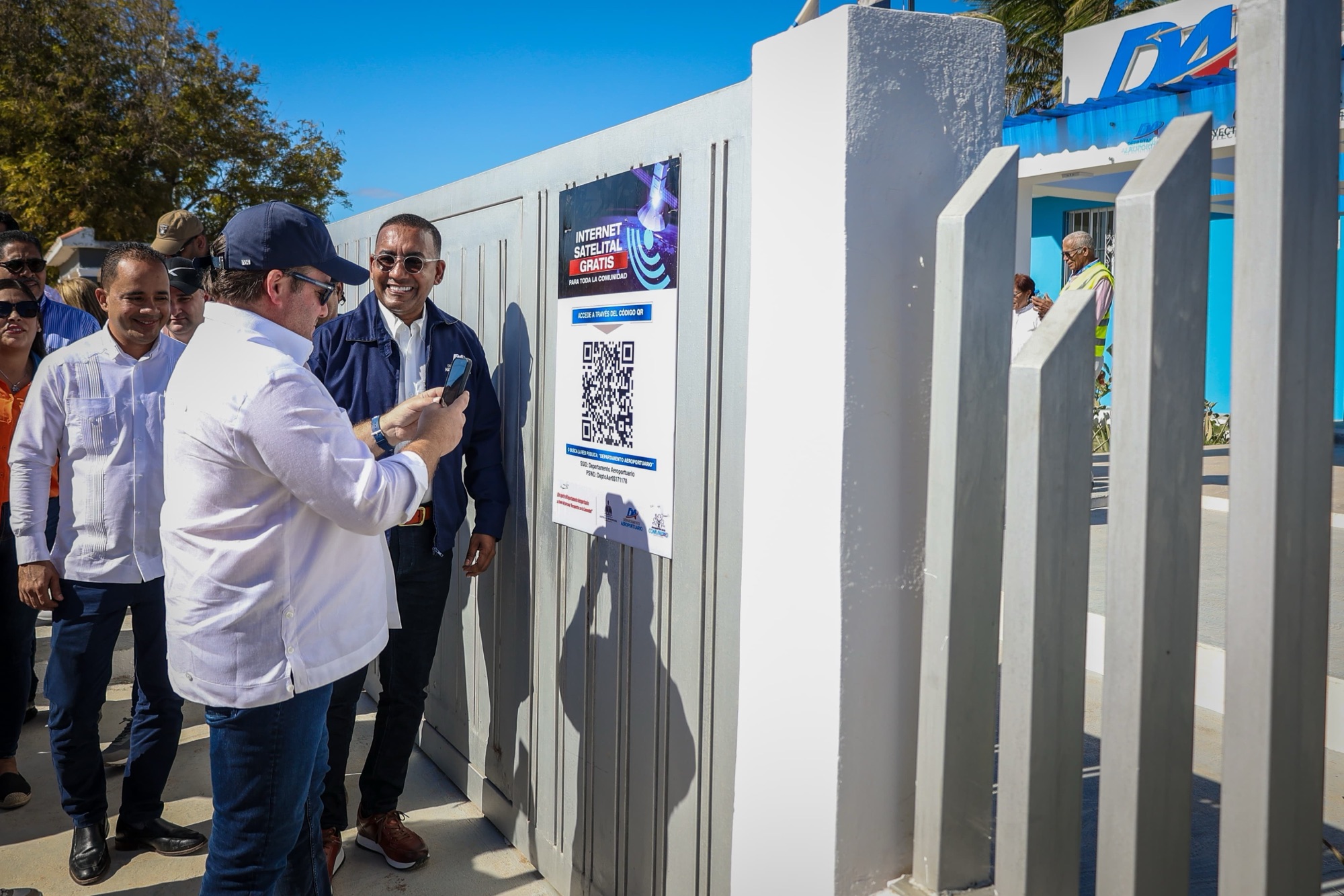 Presidencia y Departamento Aeroportuario dejan en funcionamiento oficina coordinadora de proyectos e internet satelital en Tres Charcos, Pedernales