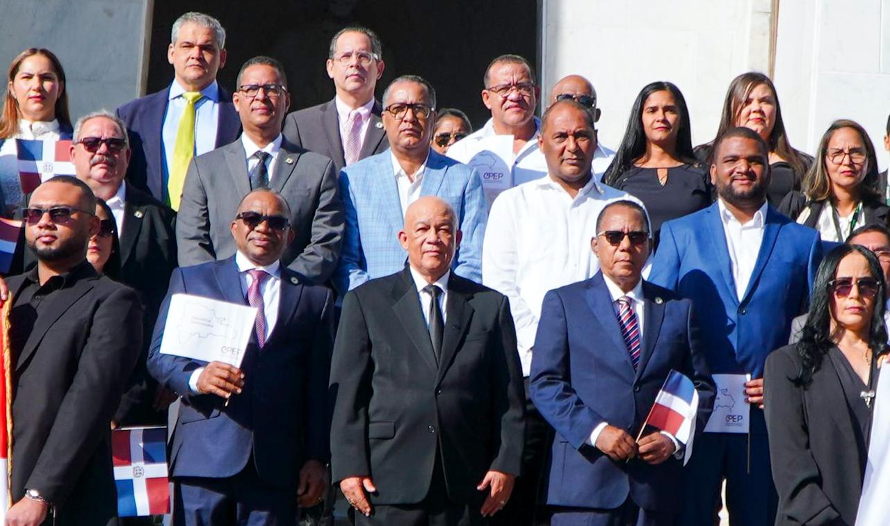 INESPRE incrementará operativos de venta de alimentos a bajos costos; institución deposita ofrenda floral en Altar de la Patria