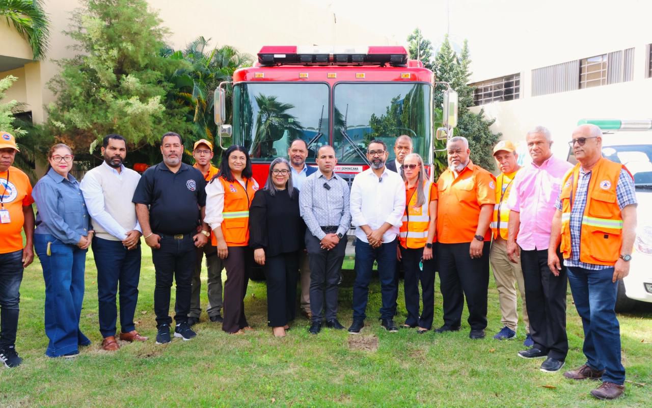 Defensa Civil entrega camión de bomberos, ambulancia y camioneta a Tireo, La Vega