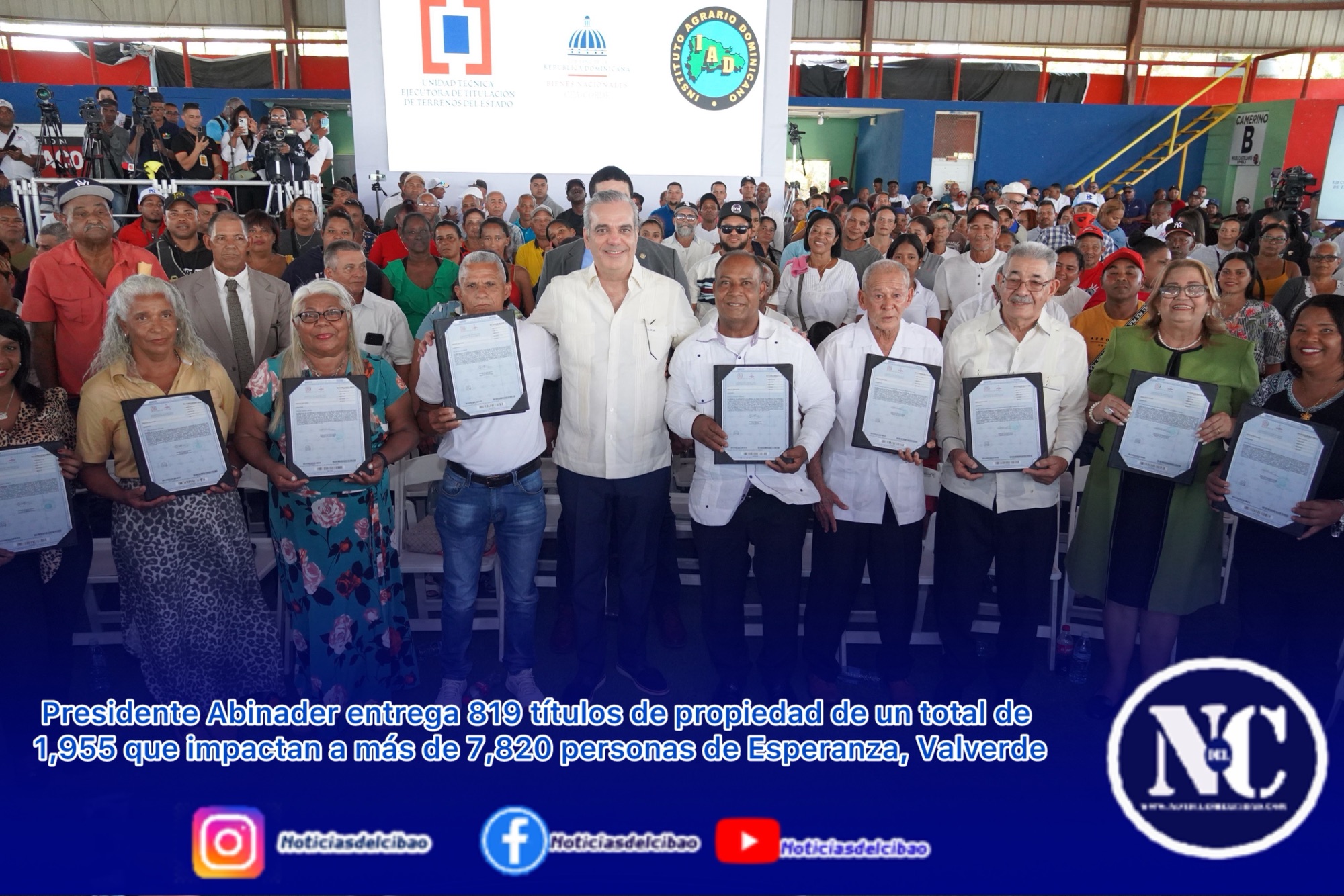 Presidente Abinader entrega 819 títulos de propiedad de un total de 1,955 que impactan a más de 7,820 personas de Esperanza, Valverde