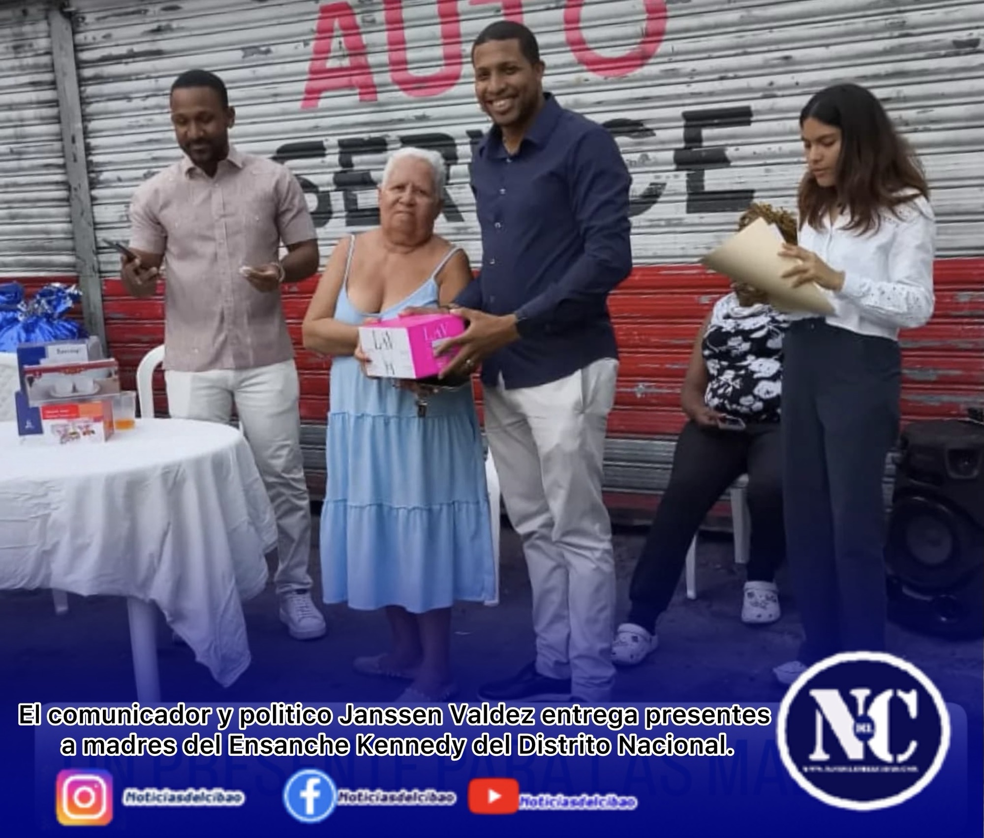 El comunicador y politico Janssen Valdez entrega presentes a madres del Ensanche Kennedy del Distrito Nacional.