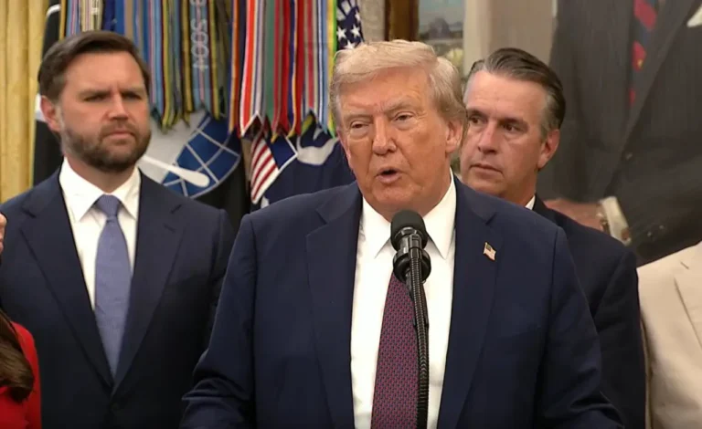 Trump anunció derriban barco con drogas «que salió de Venezuela