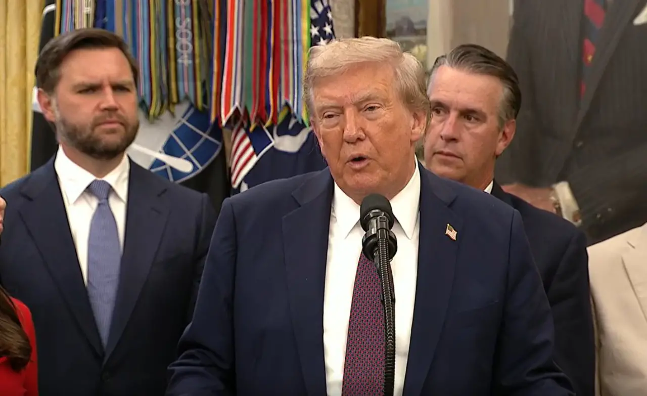 Trump anunció derriban barco con drogas «que salió de Venezuela