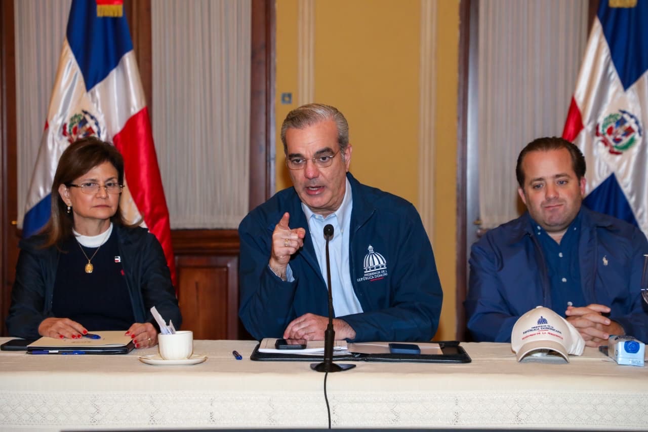 Presidente Abinader mantiene para este sábado suspensión de labores en provincias en alerta roja; medidas preventivas serán revisadas a las 9 a.m. del sábado en reunión de seguimiento desde el COE