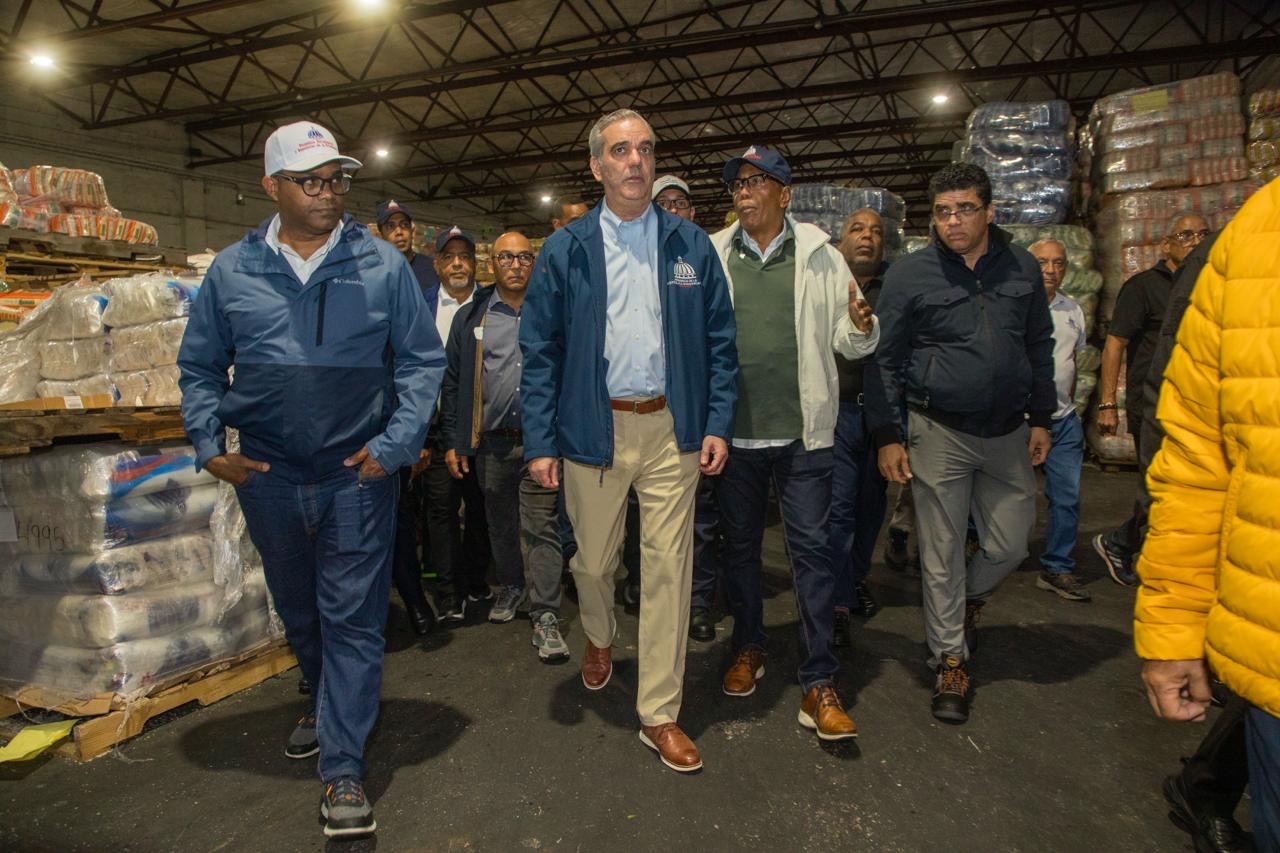 Presidente Luis Abinader supervisó los alimentos que se están entregado a las poblaciones en alerta roja ante el paso de la tormenta Melissa
