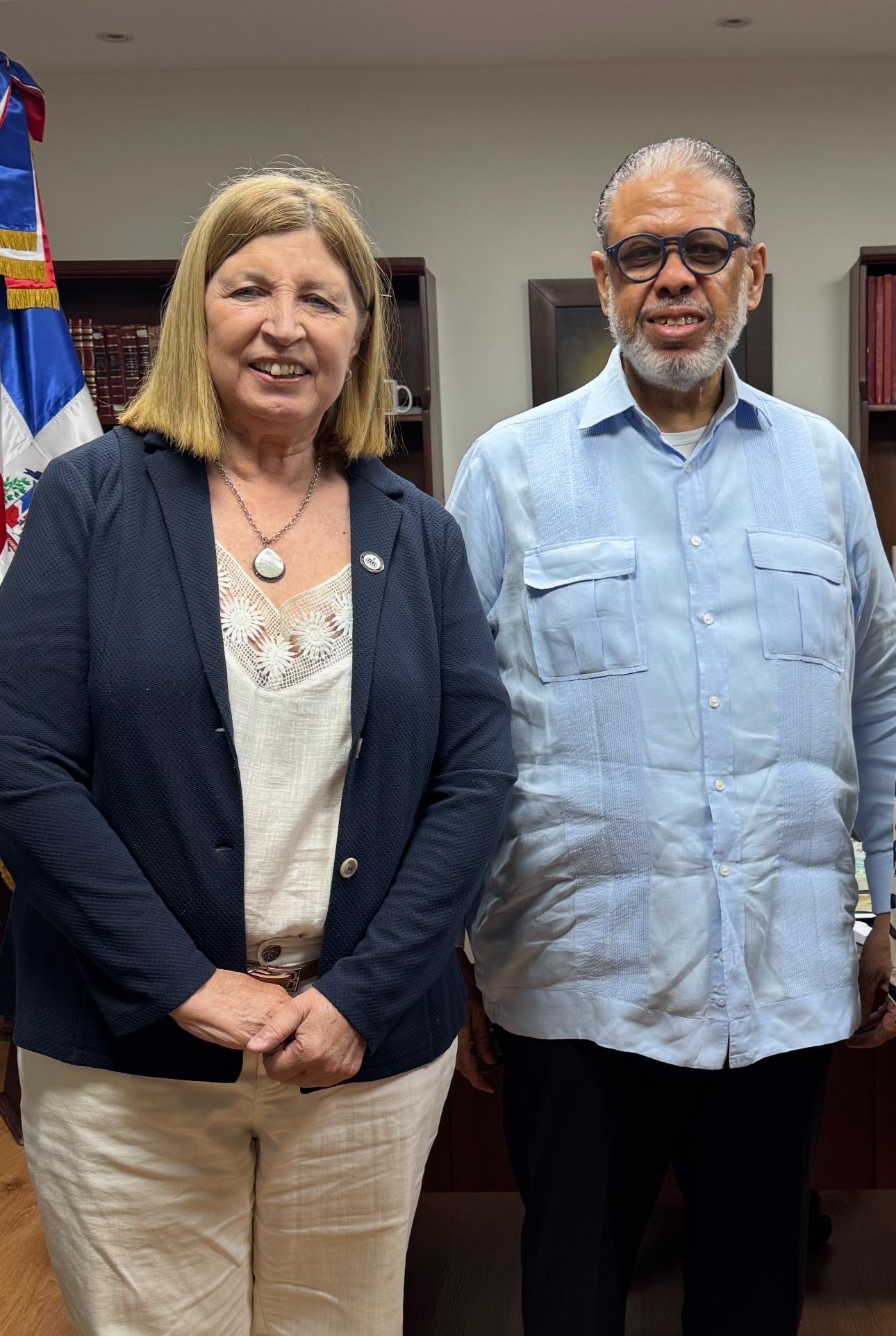 Modesto Guzmán recibe visita de Serrana Bassini Casco, quien fue secretaria general de la Unión Postal de las Américas, España y Portugal