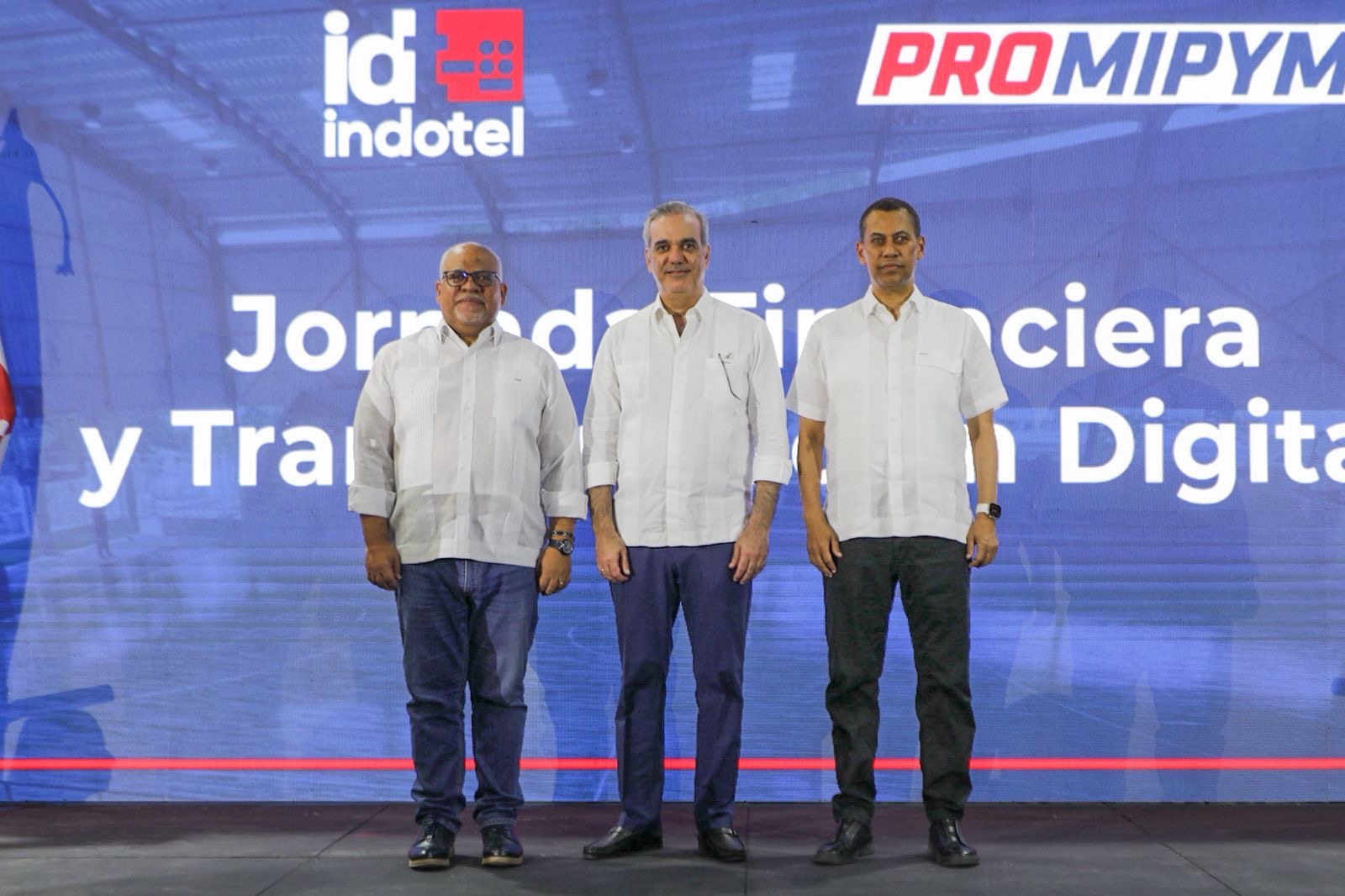 Abinader encabeza entrega de RD$150 millones en créditos para 630 mipymes en DN; Indotel impulsa programa de alfabetización digital