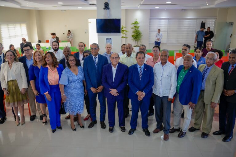 Directiva de Codopyme junto a director general de INFOTEP