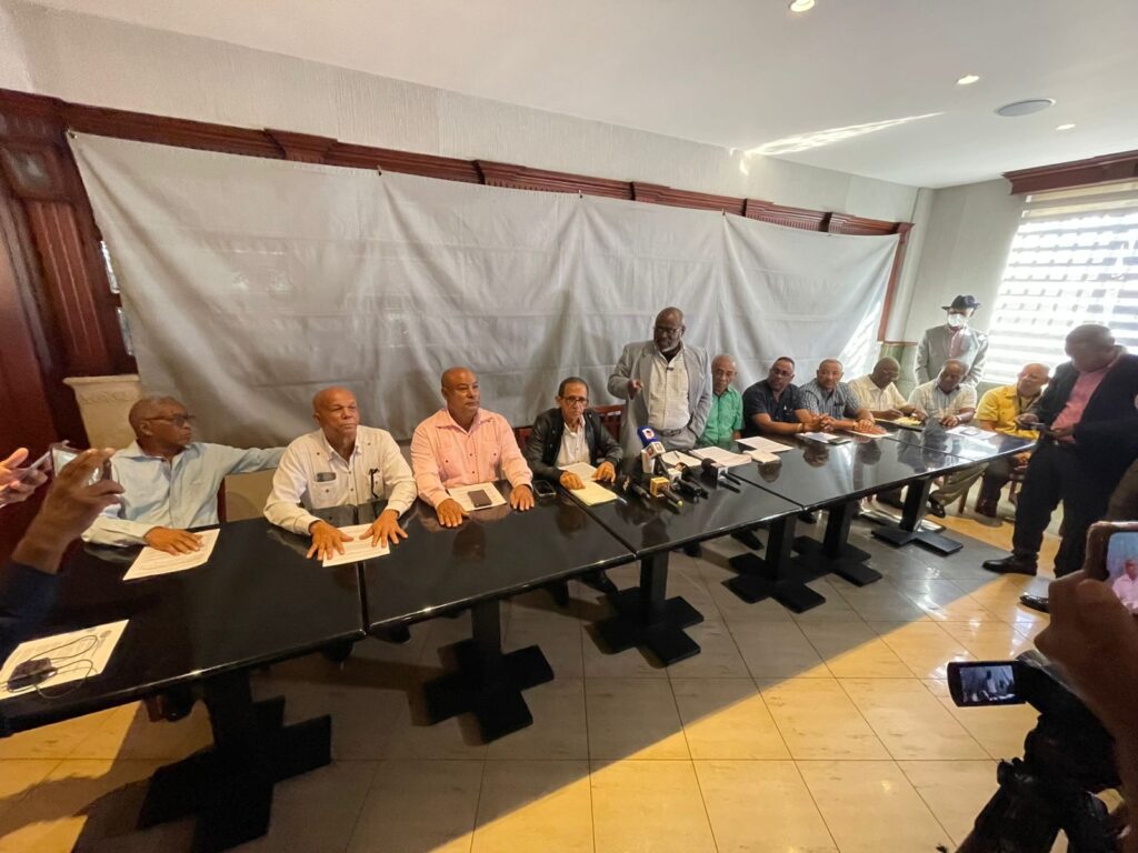 Federaciones de Taxis Turísticos rechazan nuevas licencias del INTRANT y exigen respeto a sus áreas de trabajo -