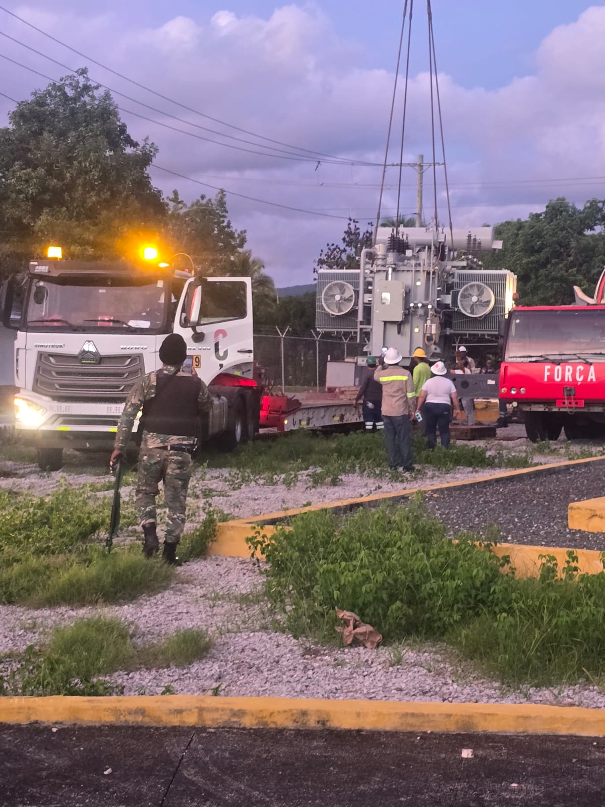 Edeeste traslada transformador de potencia hacia Miches y aclara incidente que involucró al síndico de Nisibón durante operativo técnico