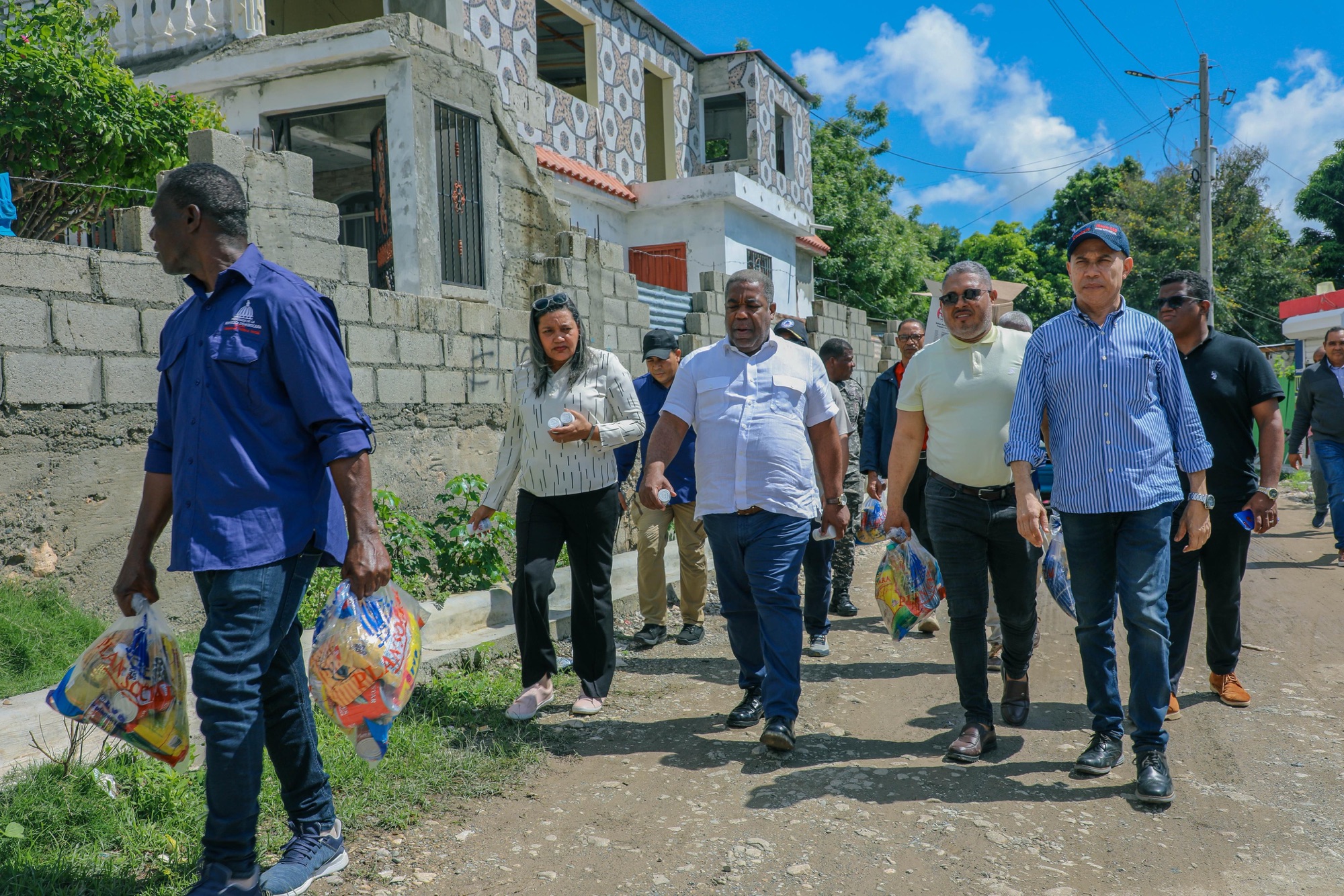 Gabinete de Política Social brindan asistencia humanitaria en comunidades afectadas por la tormenta Melissa en Azua y San Cristóbal
