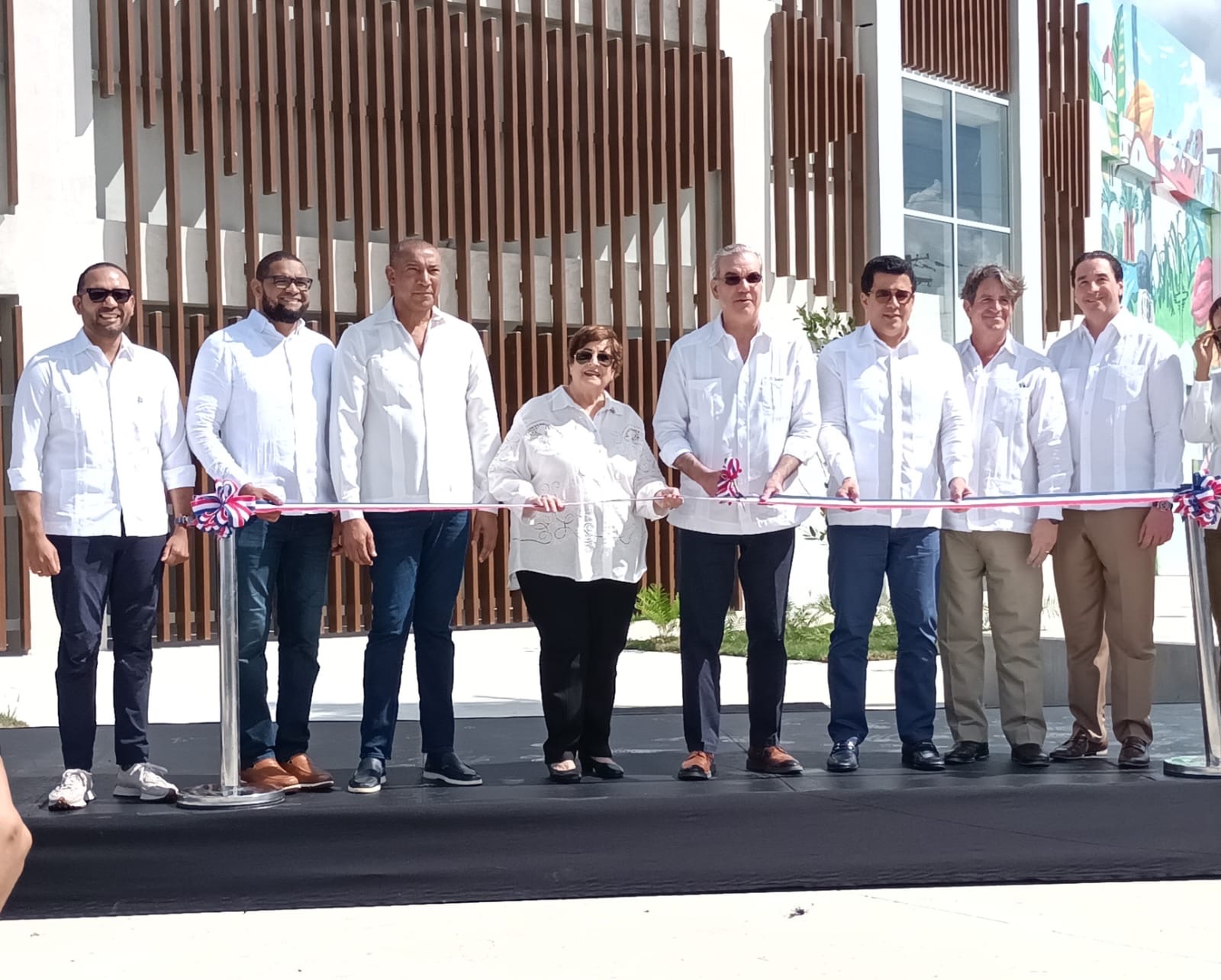 El presidente Abinader y el ministro Collado inauguran la plaza cultural y multiuso de El Seibo