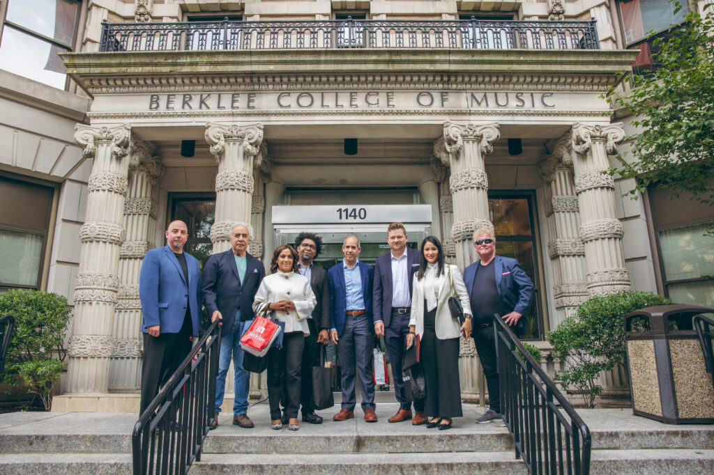 Felix Garcia, presidente de ITABO y Edwin de los Santos, presidente de AES, junto a ejecutivos del Berklee College o Music
