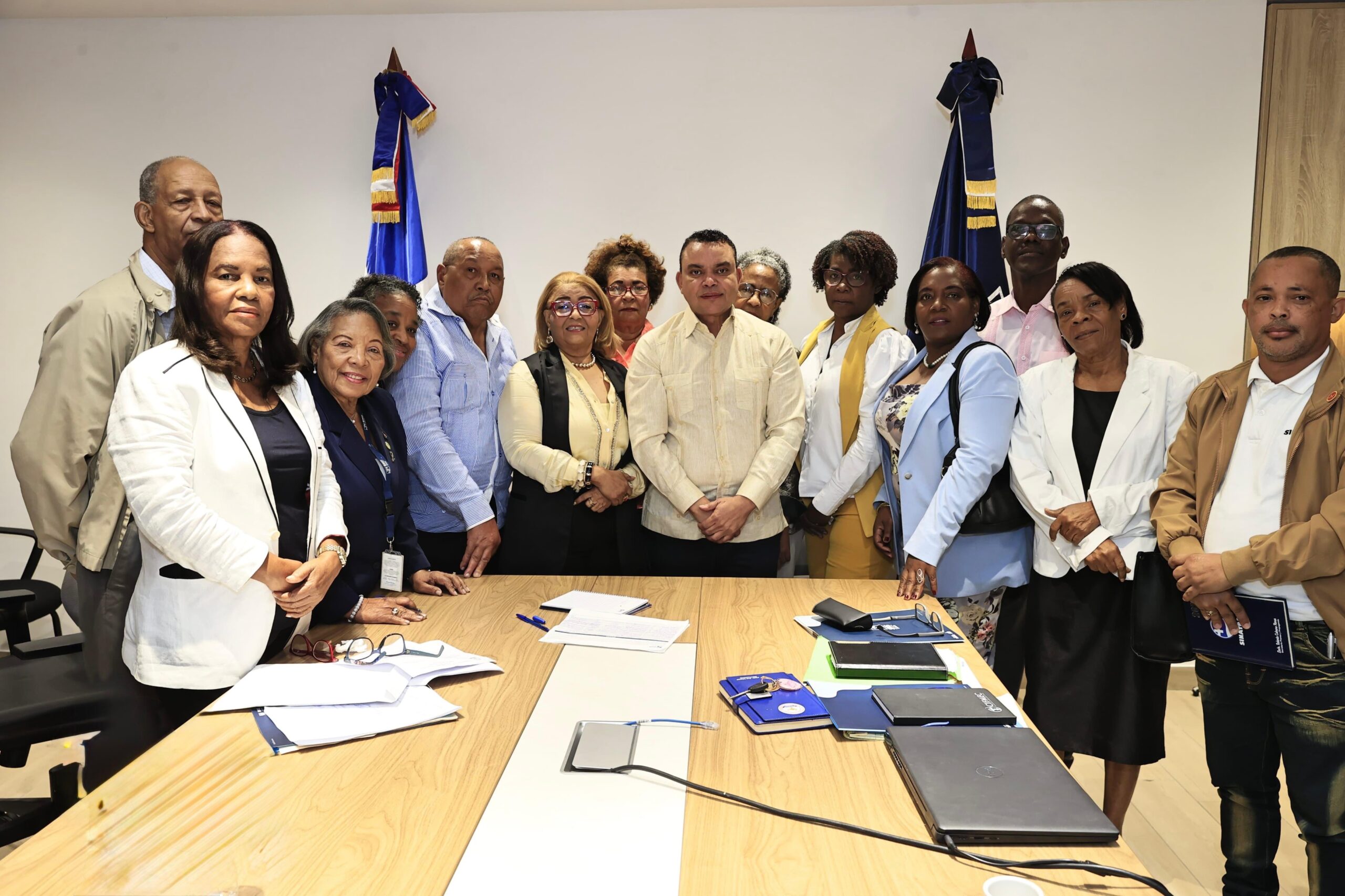 Titular del SNS se reúne con gremios de enfermería