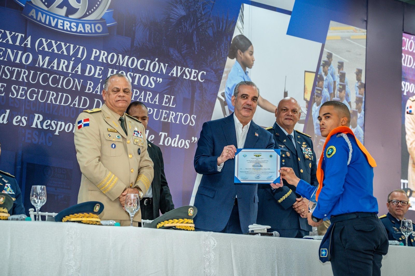 Presidente Luis Abinader encabeza graduación de nuevos agentes AVSEC y reafirma compromiso con la seguridad aeroportuaria