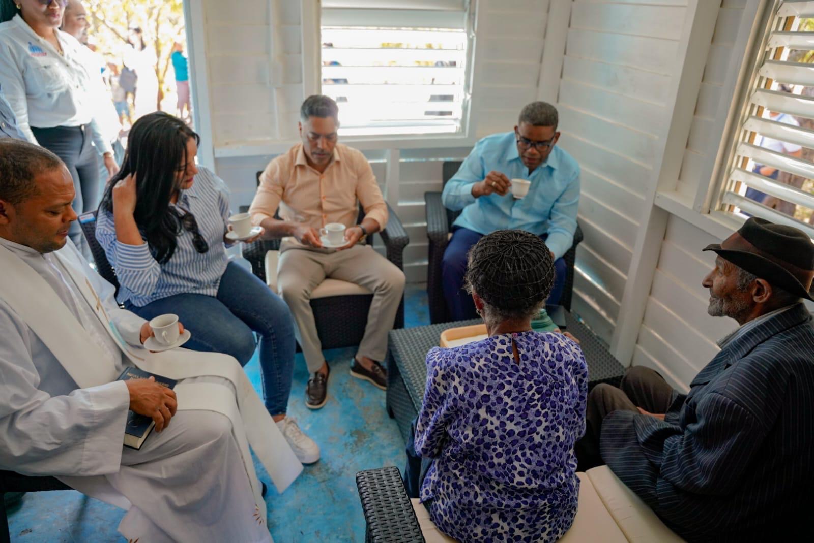 Propeep entrega vivienda remozada y amueblada a pareja de envejecientes en Las Lagunas de Azua