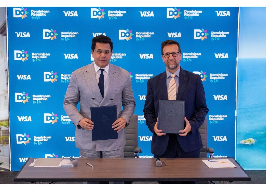David Collado firma acuerdo con visa internacional para fortalecer la promoción turística de RD.