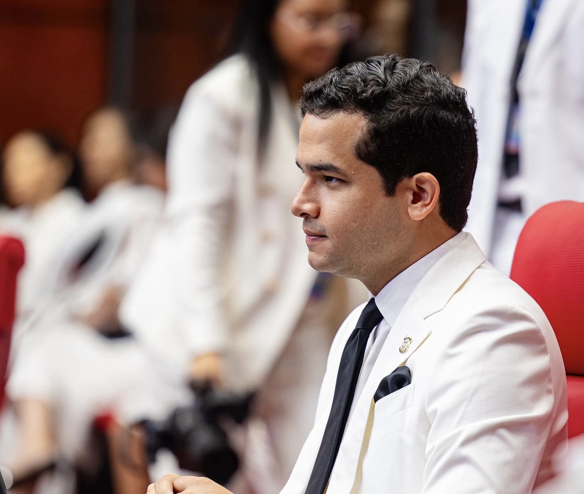 Omar Fernández cuestiona nueva deuda por US$2,750 millones, mientras hay US$3,700 millones de préstamos anteriores sin ejecutar