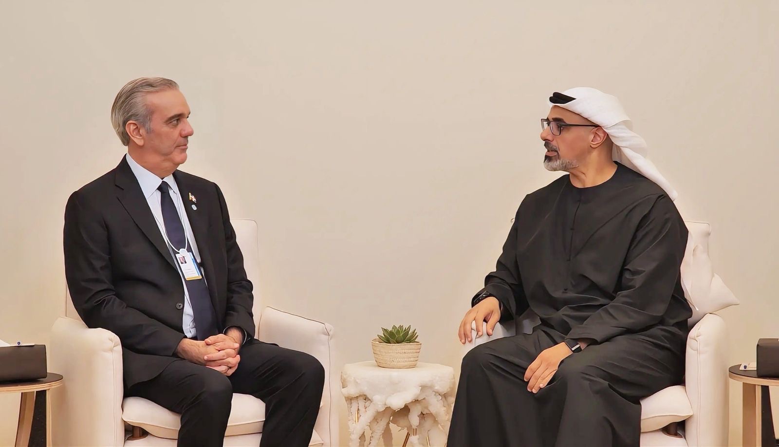 Presidente Abinader sostiene audiencia con el príncipe heredero de Abu Dhabi y concluye agenda en Emiratos Árabes Unidos