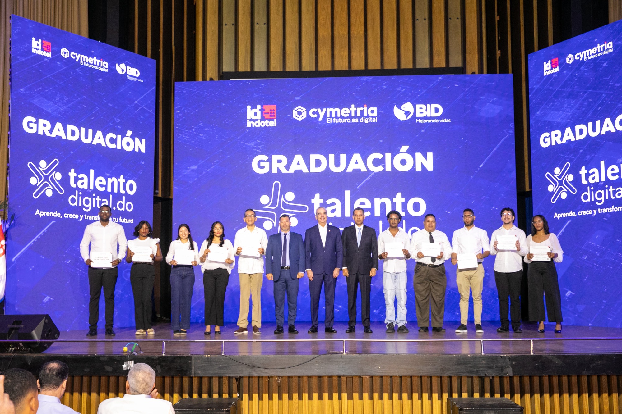 Presidente Abinader encabeza graduación de 5,000 jóvenes del programa Talento Digital, impulsando el capital humano que demanda el mercado laboral