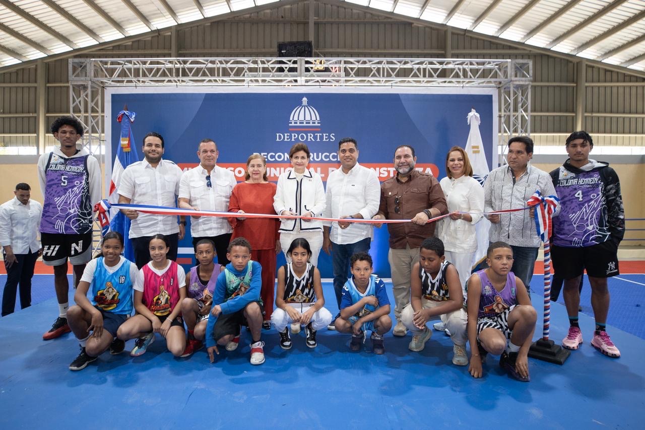 Raquel Peña encabeza entrega del remodelado Multiuso Municipal de Constanza