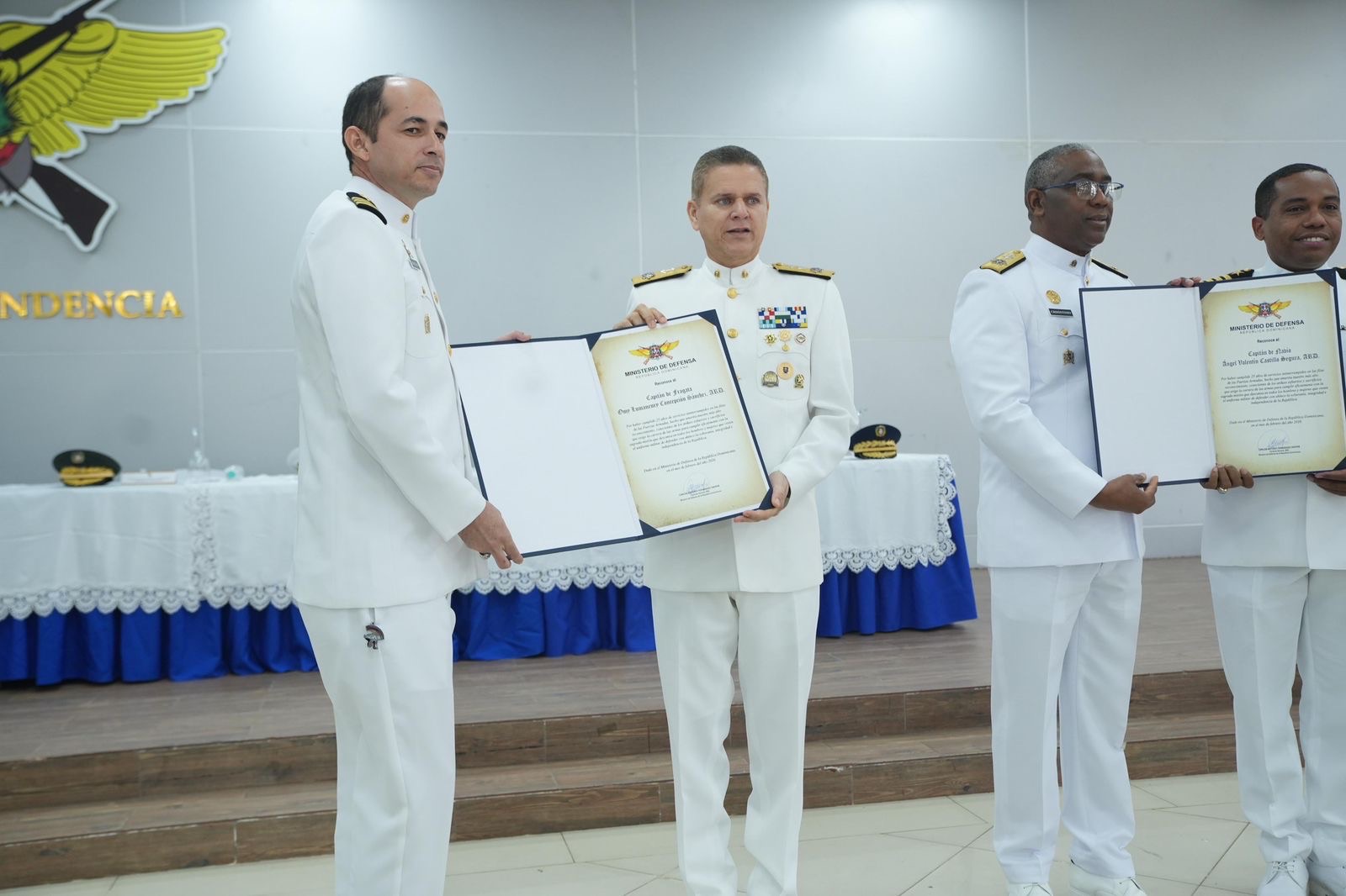 Ministerio de Defensa reconoce a oficiales por su trayectoria y años de servicio