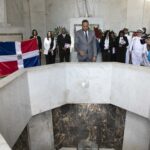 El director ejecutivo de Pro Consumidor, Eddy Alcántara, en la ofrenda floral en el Altar de la Patria
