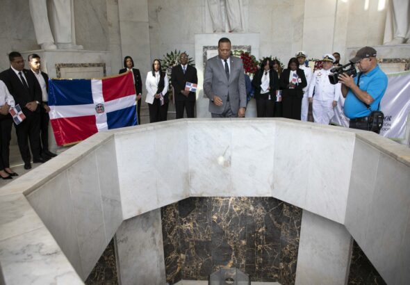 El director ejecutivo de Pro Consumidor, Eddy Alcántara, en la ofrenda floral en el Altar de la Patria