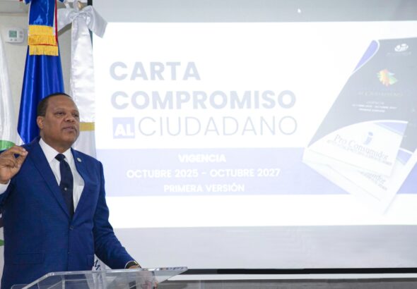 El director ejecutivo de Pro Consumidor, Eddy Alcántara, habla durante el lanzamiento de la Carta Compromiso al Ciudadano en un encuentro con servidores de la institución.