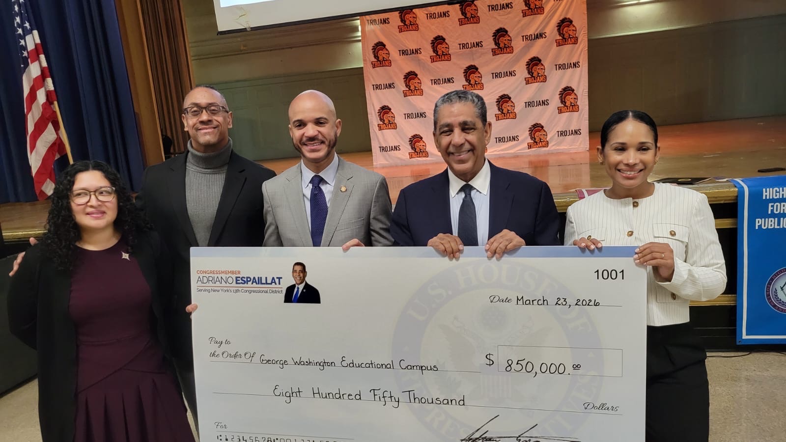 Congresista Adriano Espaillat entrega $850,000 dólares en fondos federales para renovar el auditorio del Campus Educacional George Washington