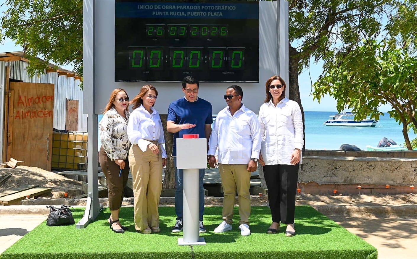 Ministro Collado deja iniciada obra en la playa de Punta Rucia, Puerto Plata.