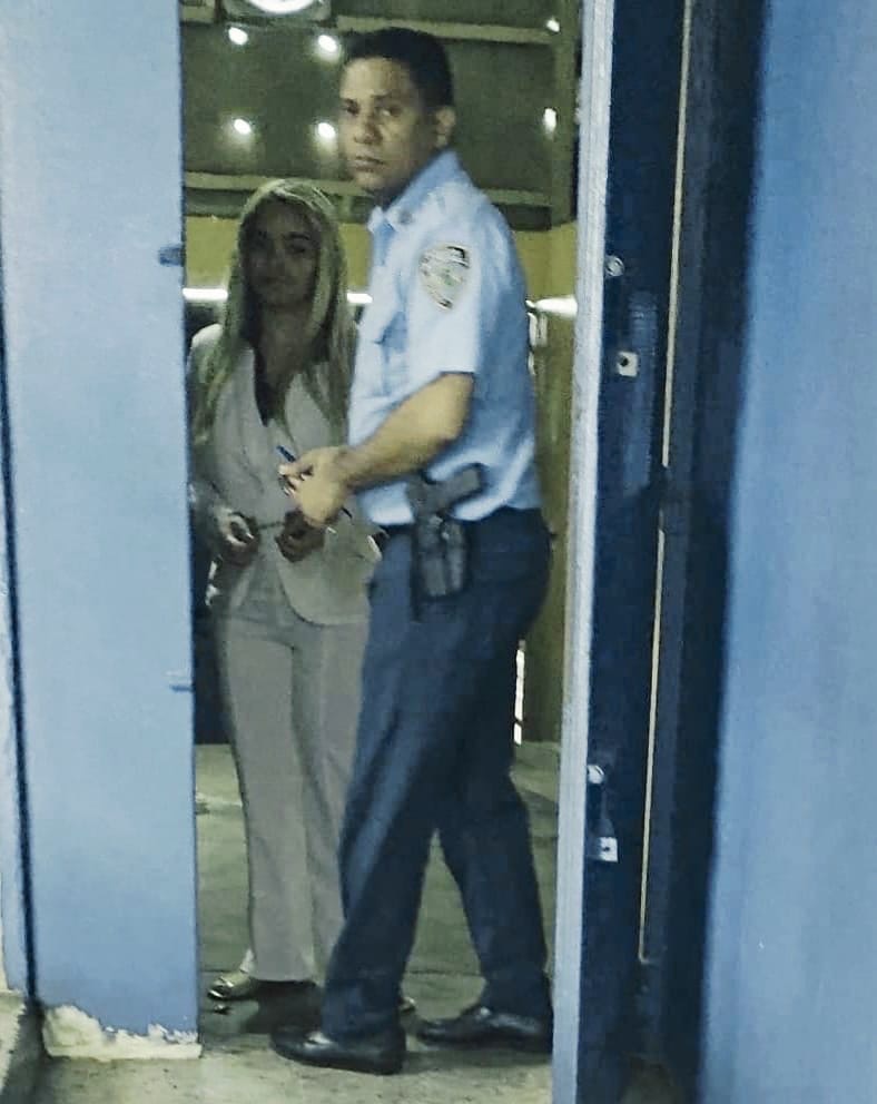 Aplazan medida de coerción contra falsa abogada y supuesta estafadora en Santo Domingo Oeste