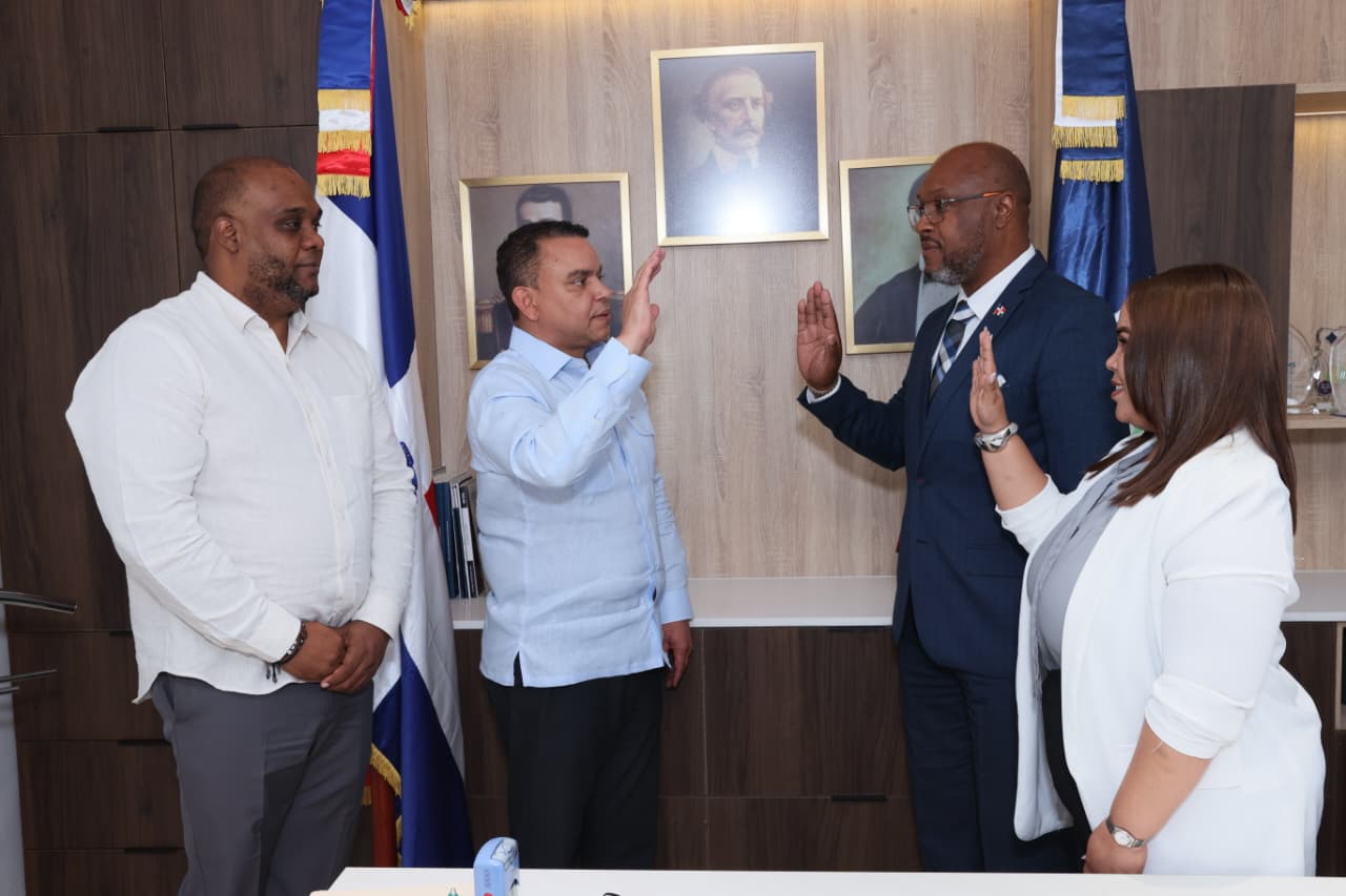 Doctor Julio Landrón juramenta director y subdirectora del Hospital Antonio Musa