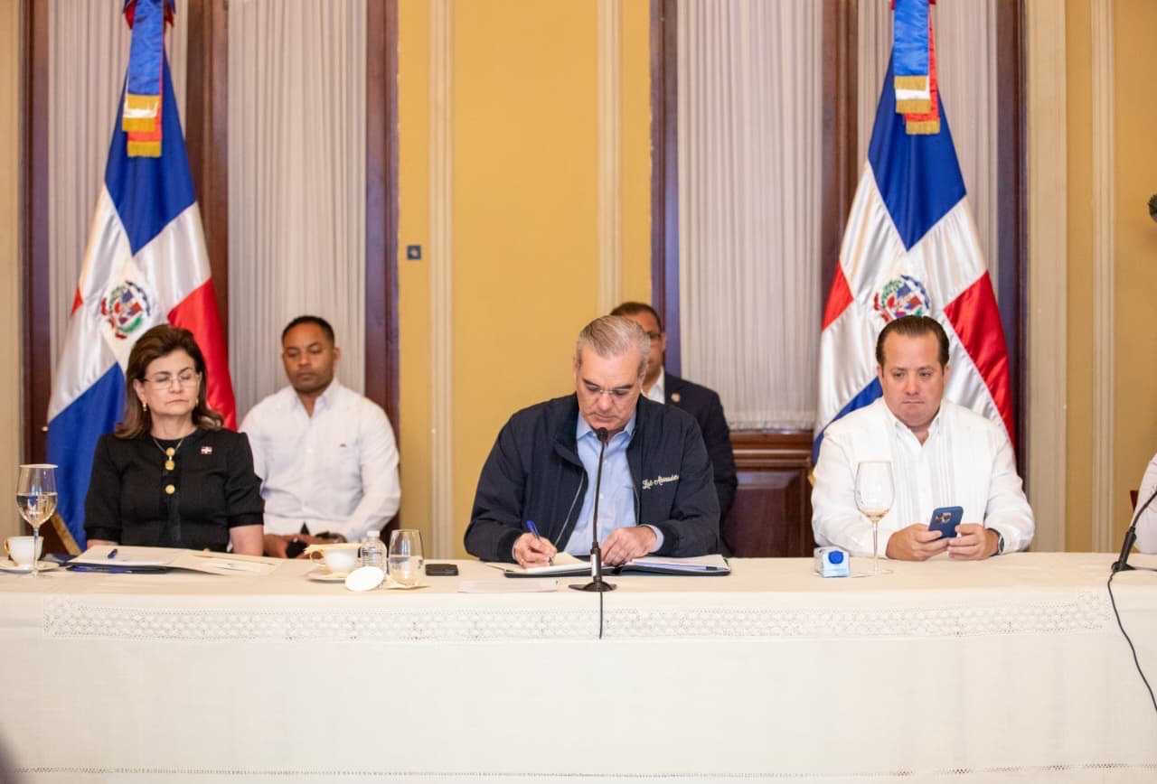 Presidente Abinader dice que la prioridad del Gobierno es salvar vidas, proteger las propiedades y preservar las infraestructuras; llama a la población a evitar zonas de riesgo