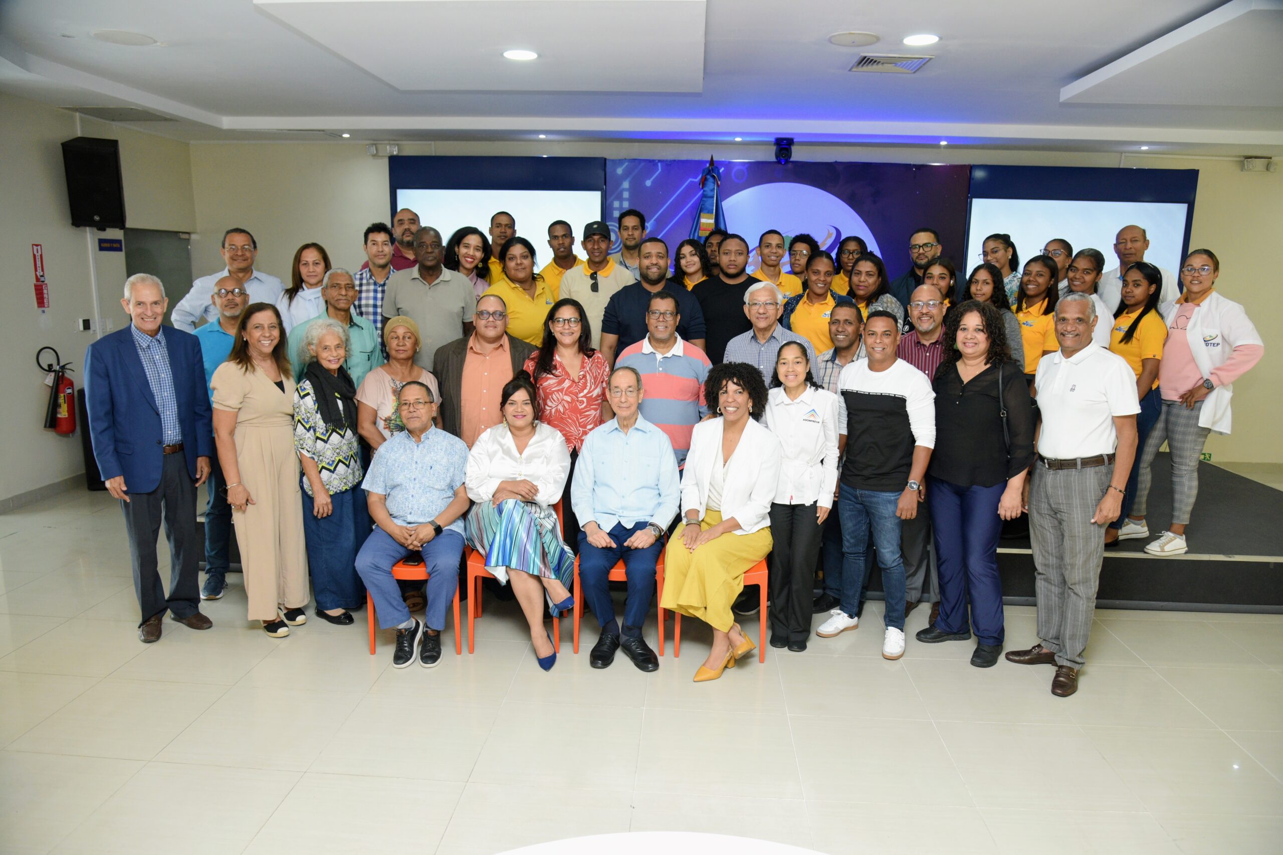 Luis Felipe Aquino imparte cátedra sobre los orígenes y evolución del turismo enconversatorio de Adompretur