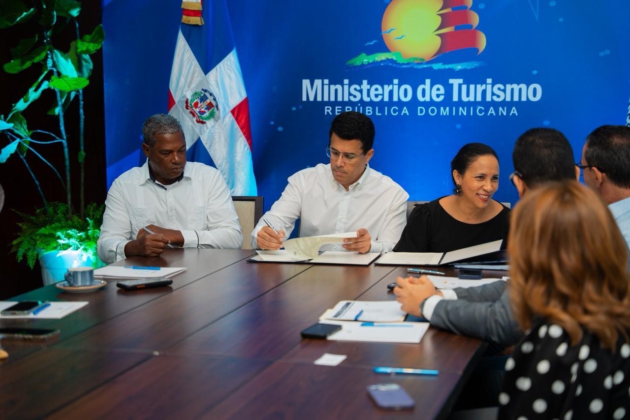 MITUR y guías turísticos firman acuerdo para mejorar calidad del servicio a turistas